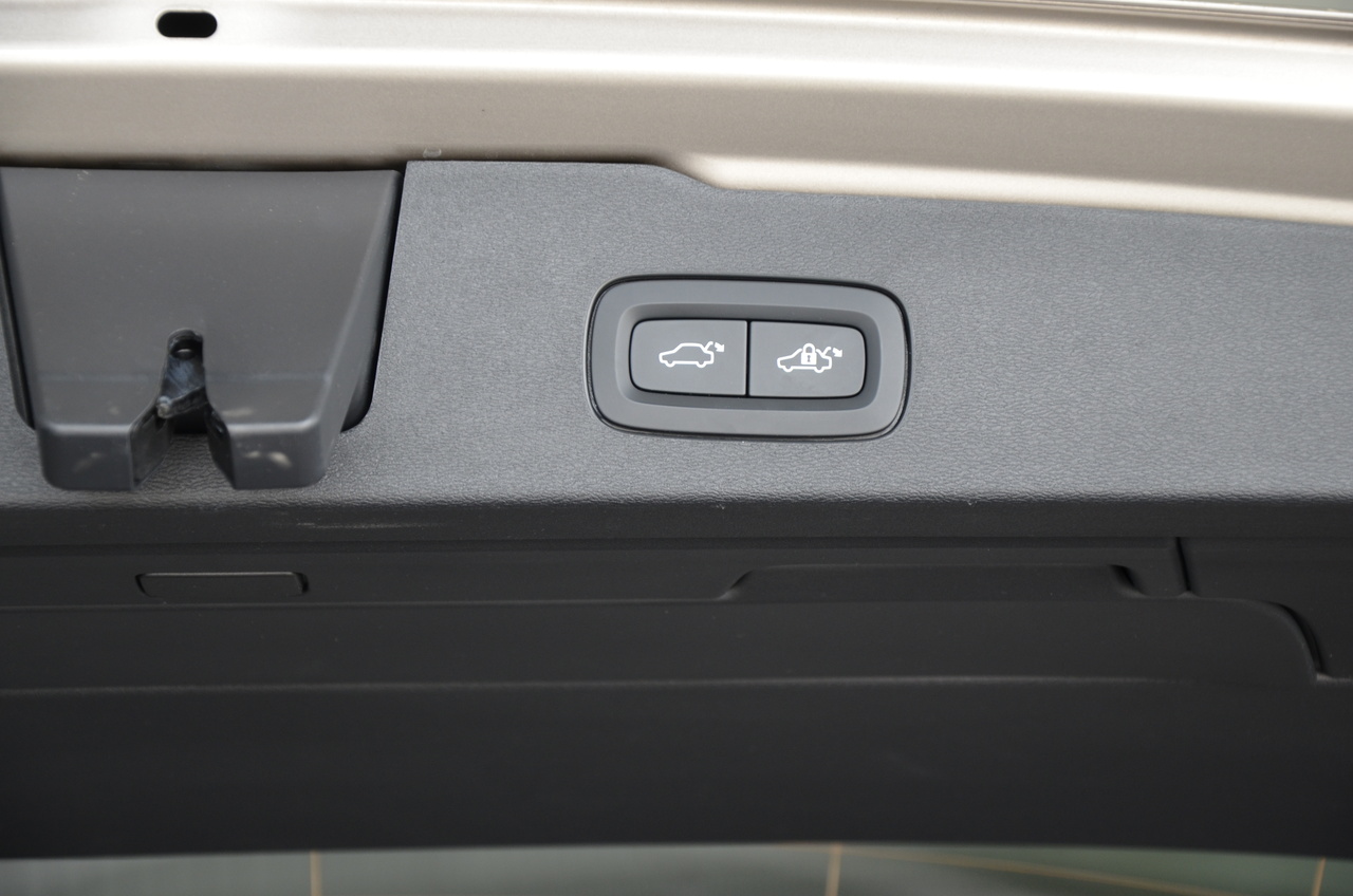V60 T6 Hibrido Plug-in Core Bright