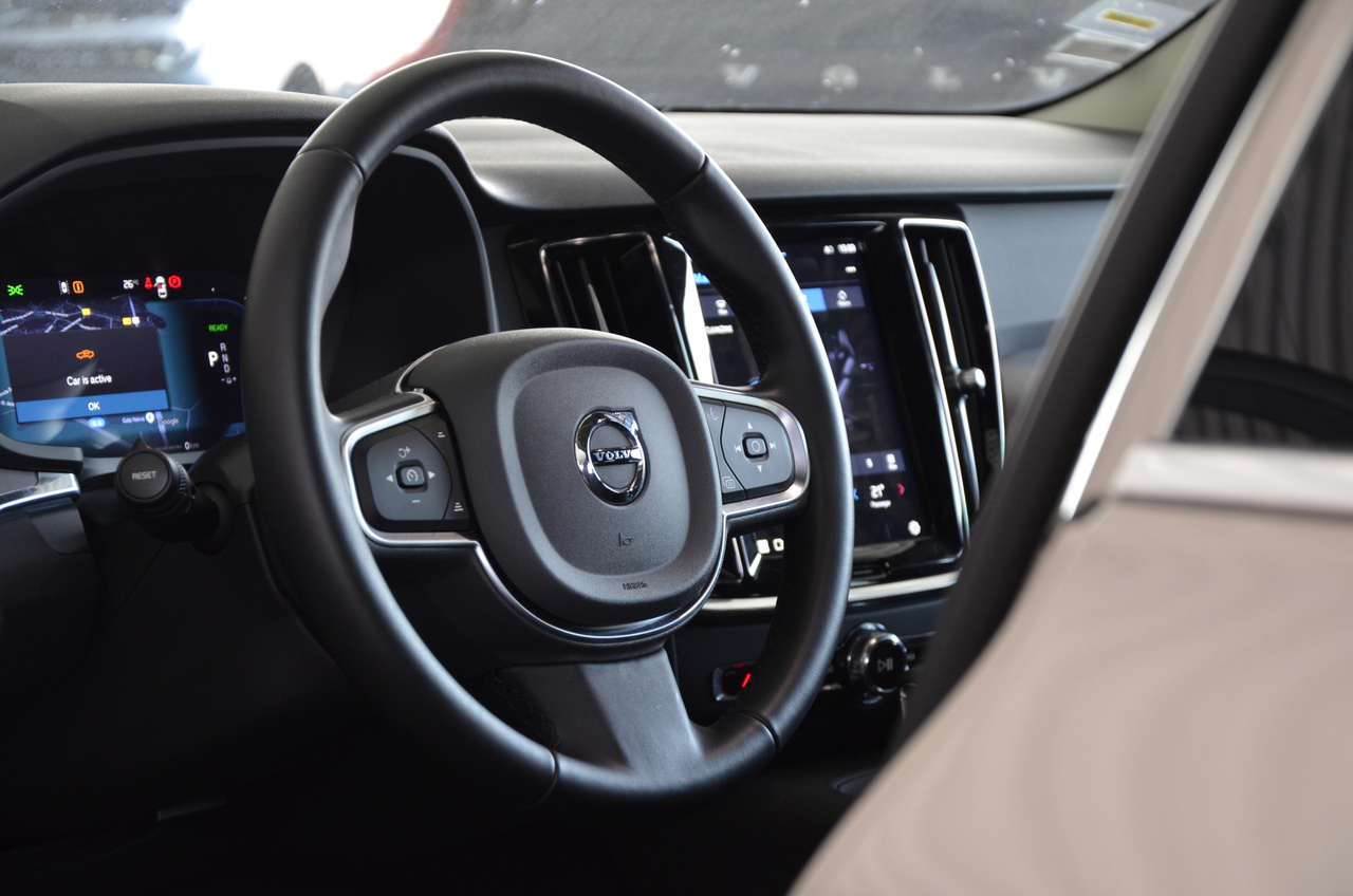 V60 T6 Hibrido Plug-in Core Bright