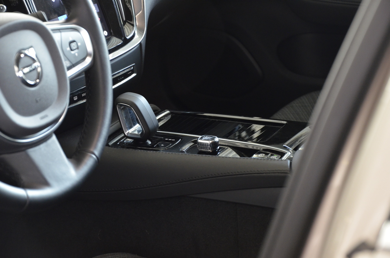 V60 T6 Hibrido Plug-in Core Bright