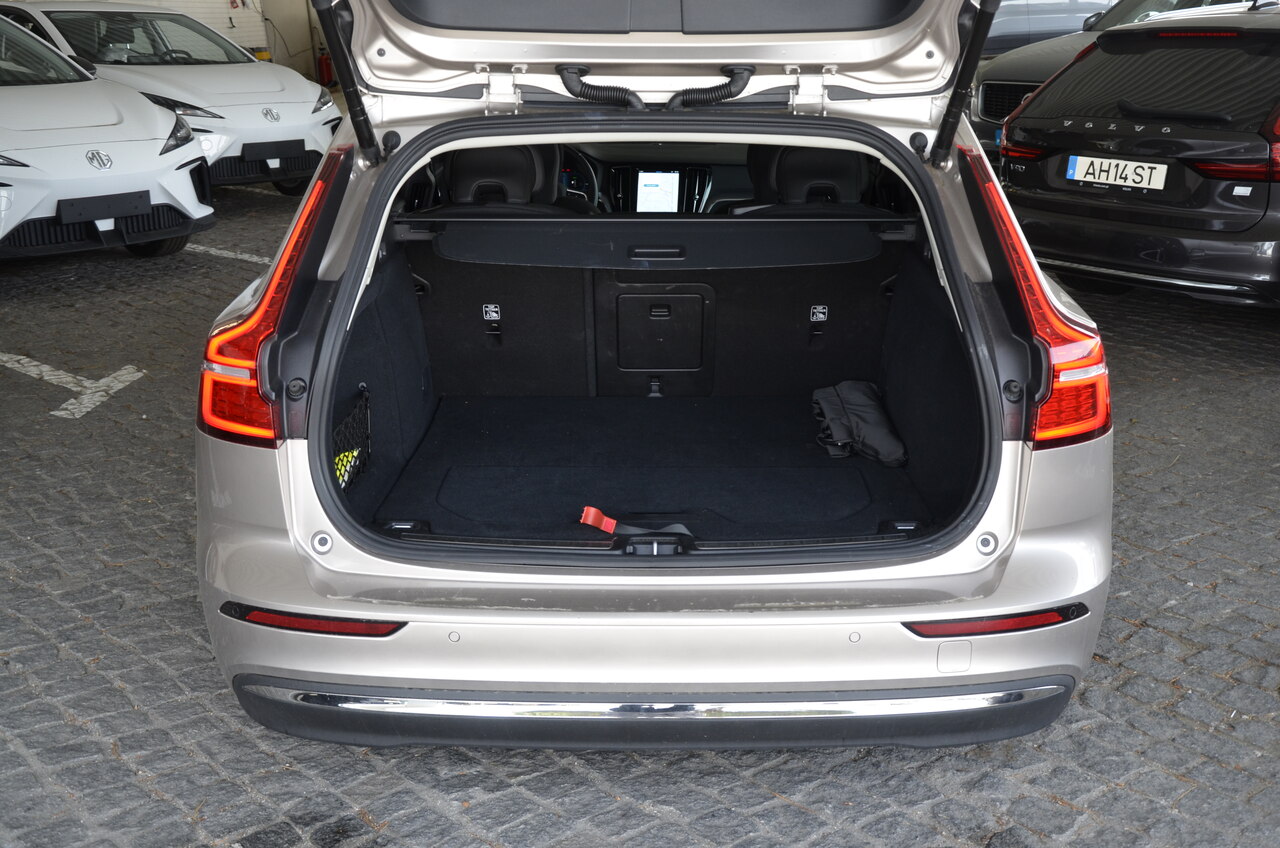 V60 T6 Hibrido Plug-in Core Bright