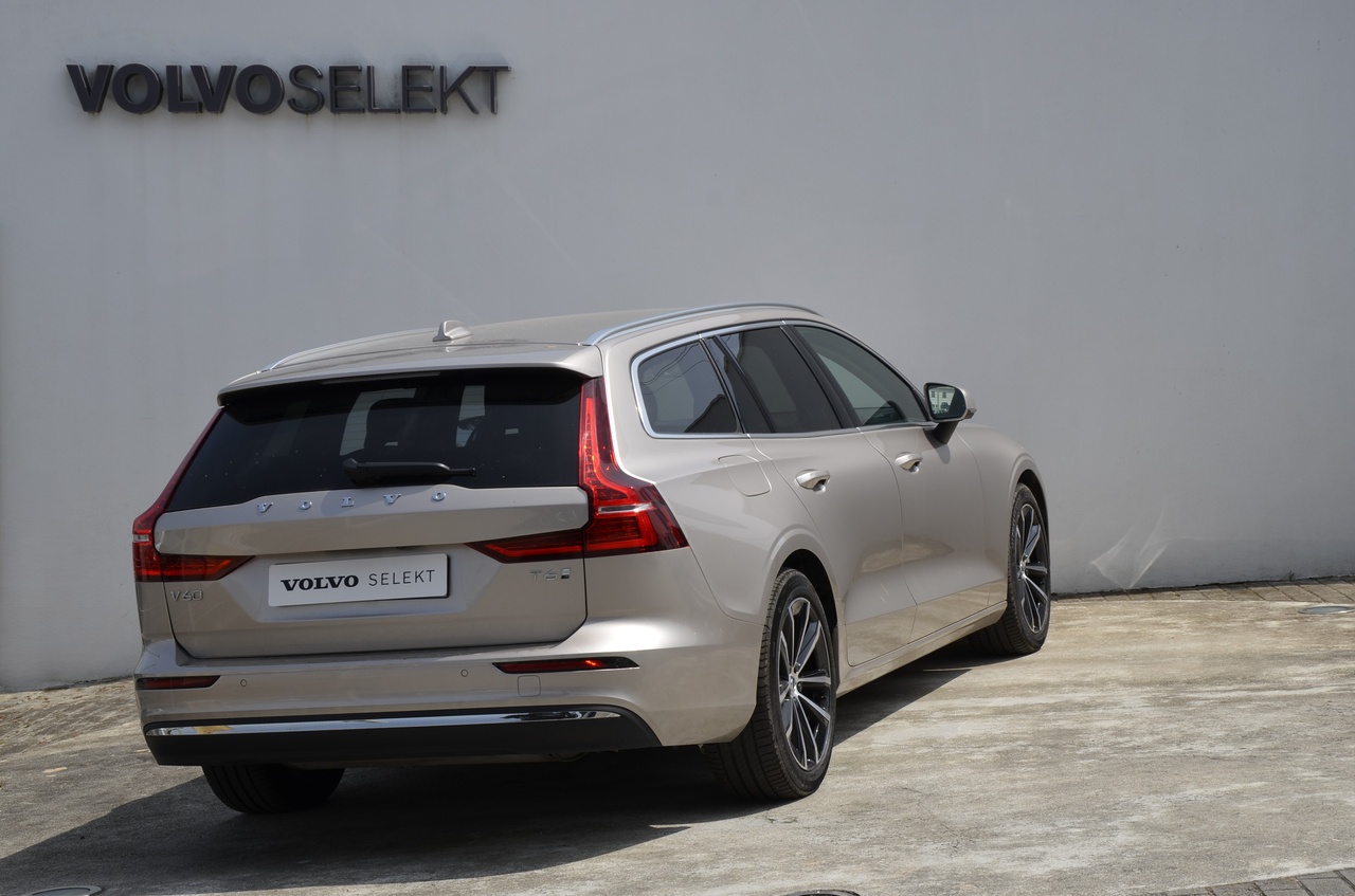 V60 T6 Hibrido Plug-in Core Bright