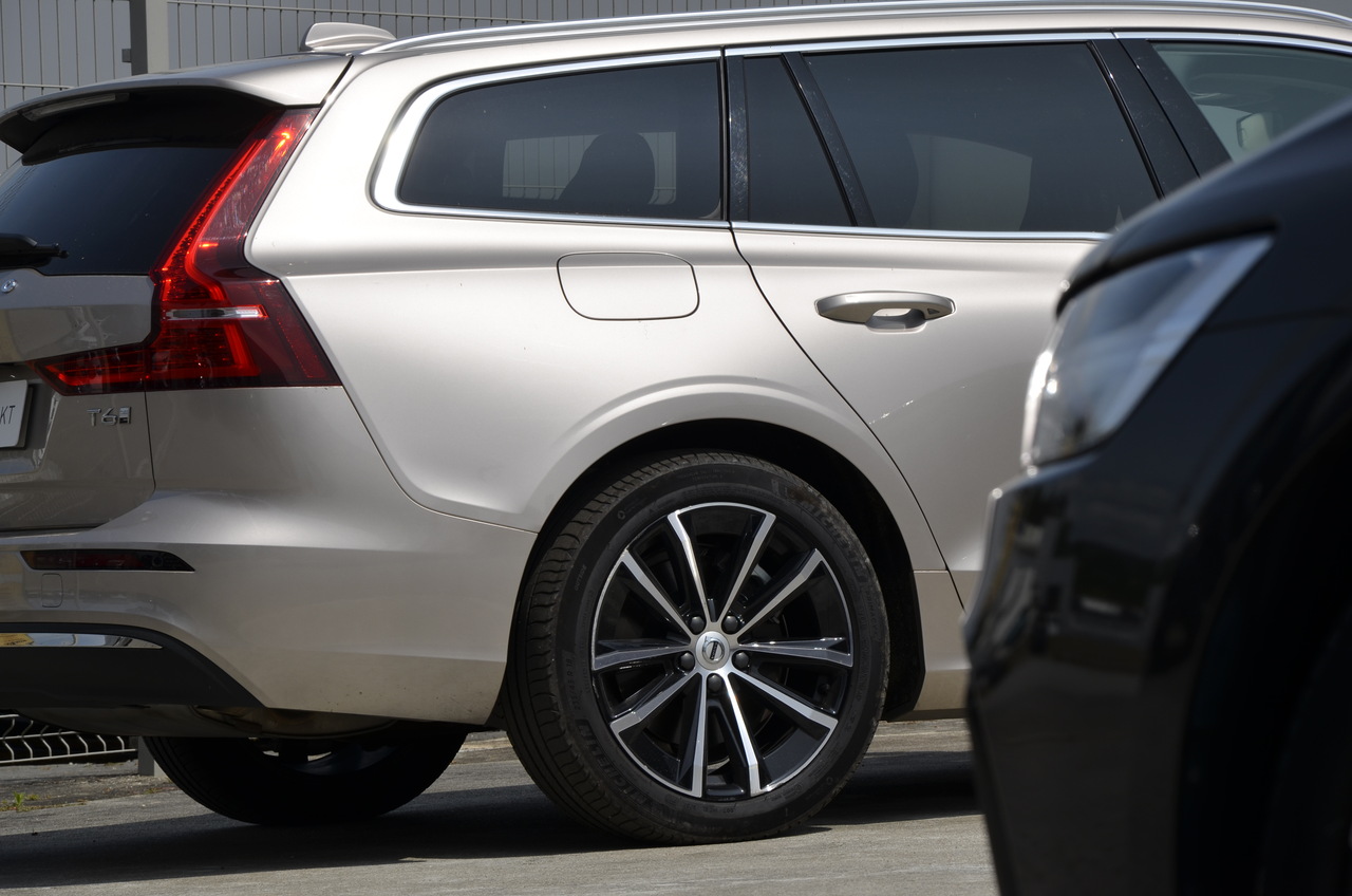 V60 T6 Hibrido Plug-in Core Bright