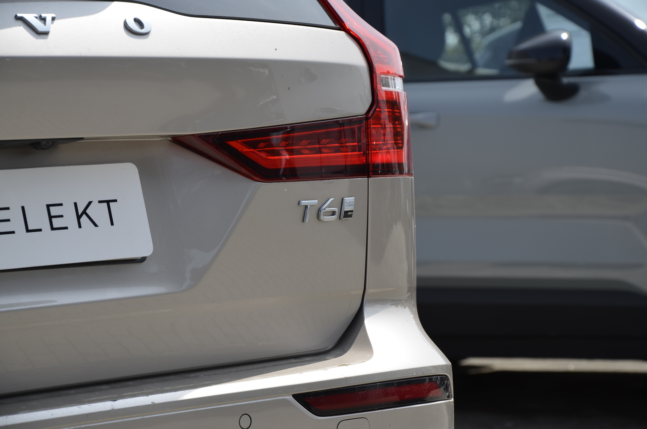 V60 T6 Hibrido Plug-in Core Bright