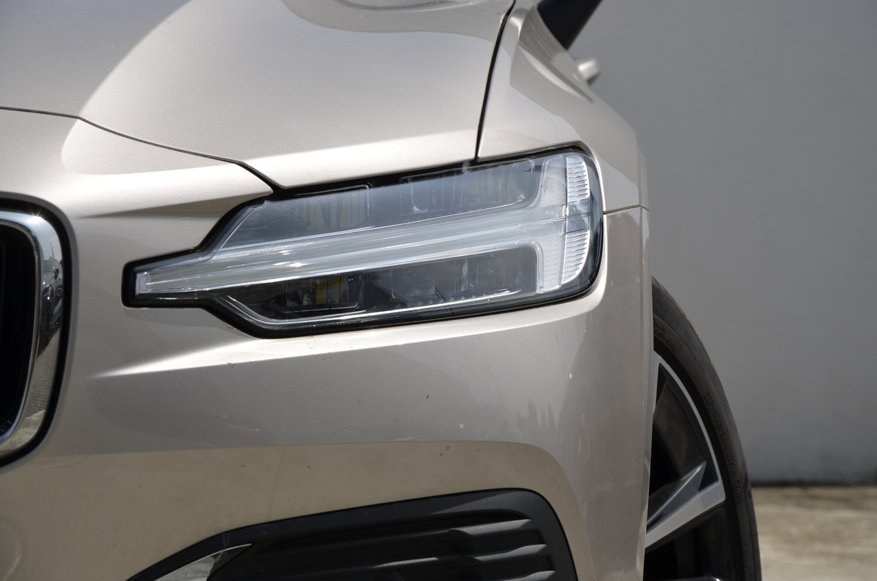 V60 T6 Hibrido Plug-in Core Bright