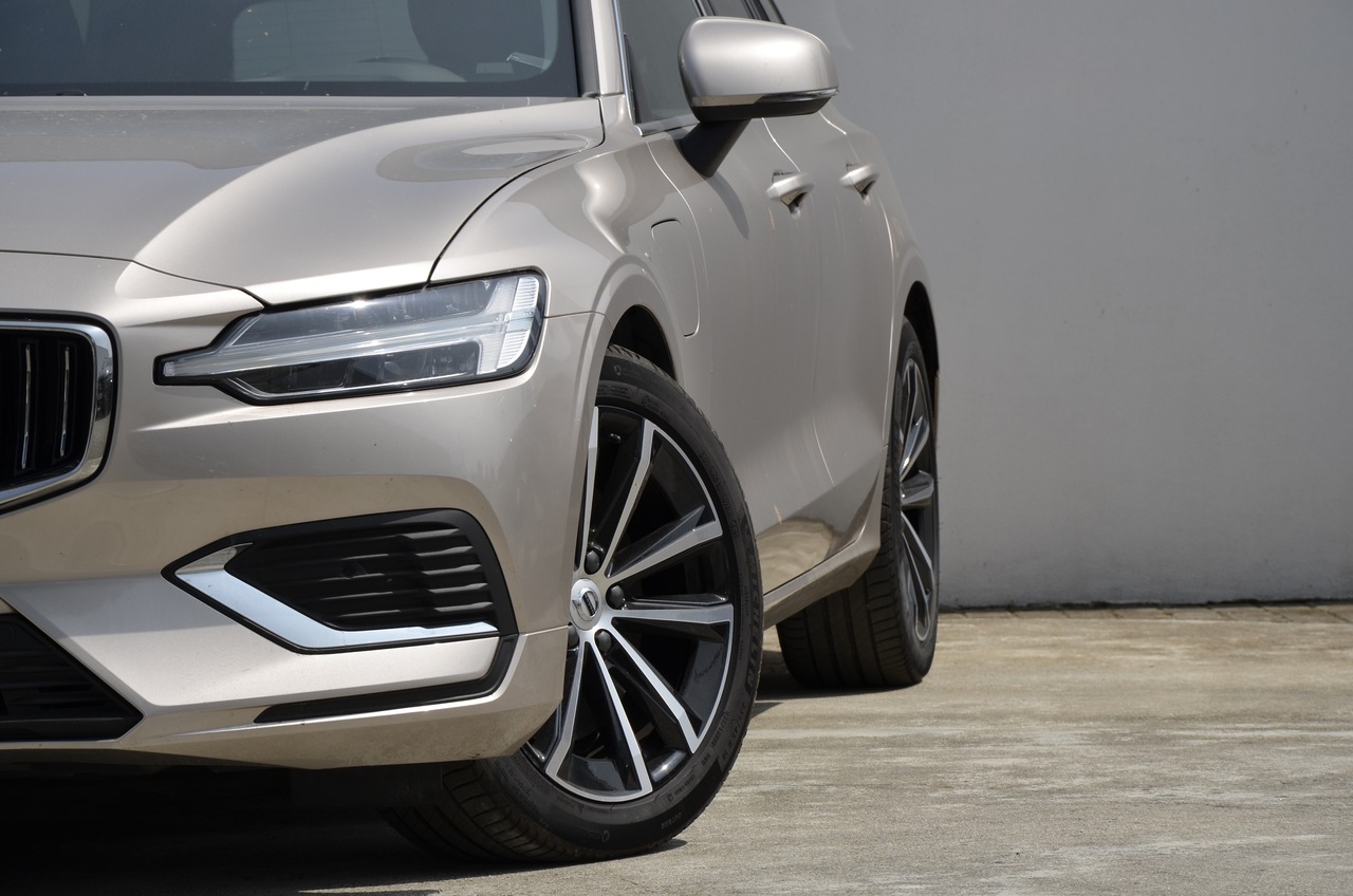 V60 T6 Hibrido Plug-in Core Bright
