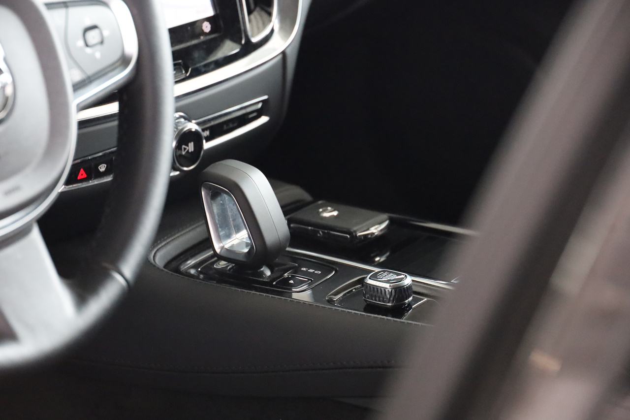 V60 T6 Hibrido Plug-in Core Bright