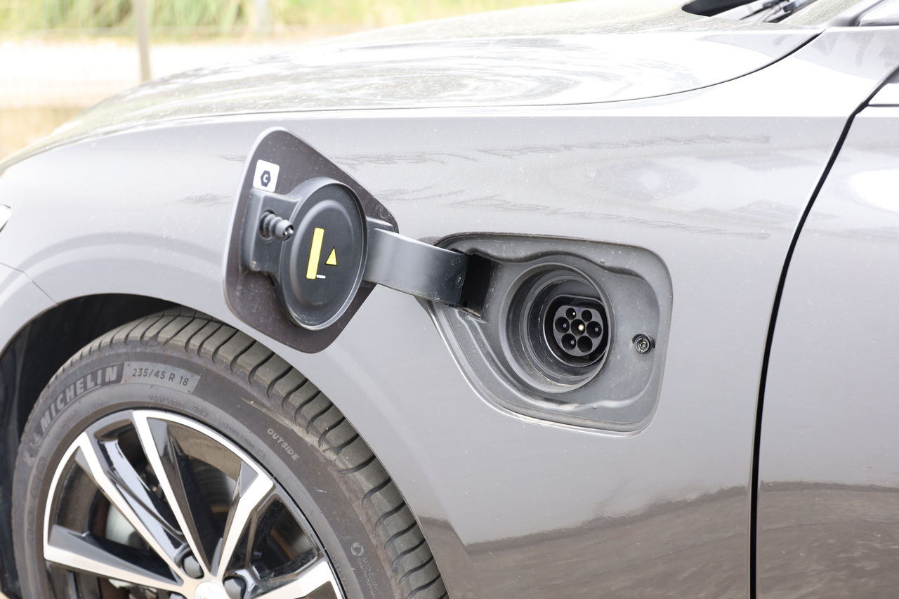 V60 T6 Hibrido Plug-in Core Bright