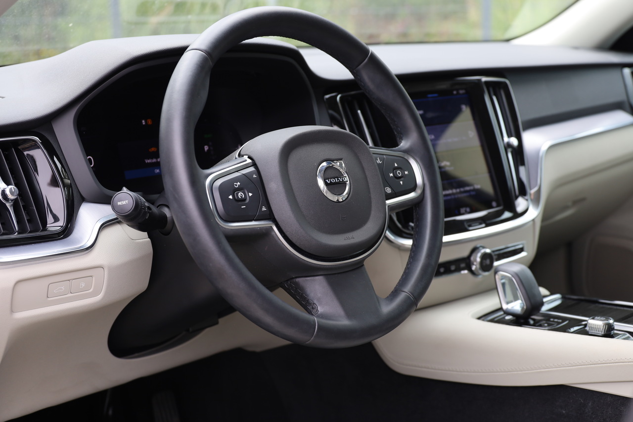 V60 T6 Hibrido Plug-in Core Bright