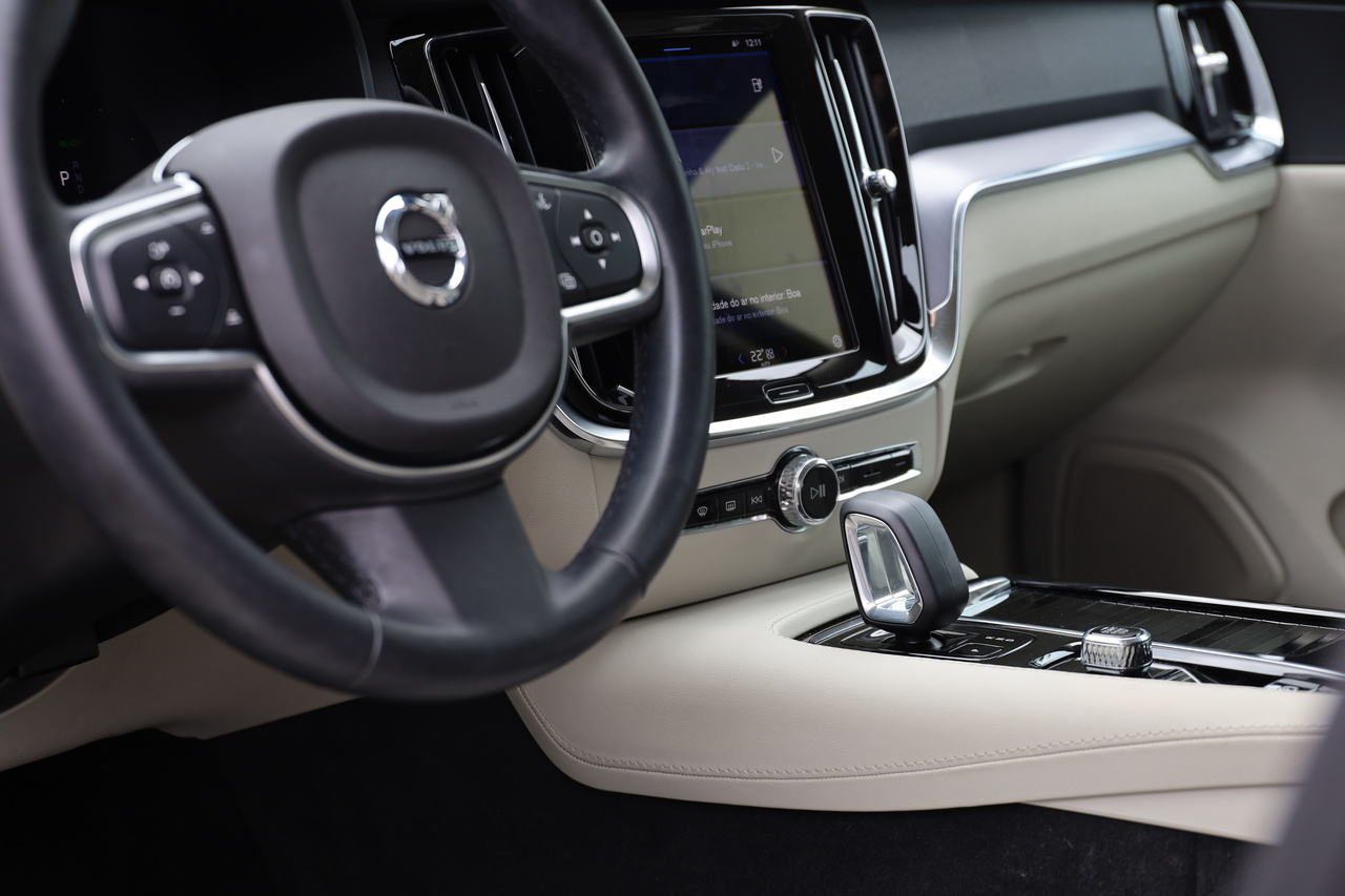 V60 T6 Hibrido Plug-in Core Bright