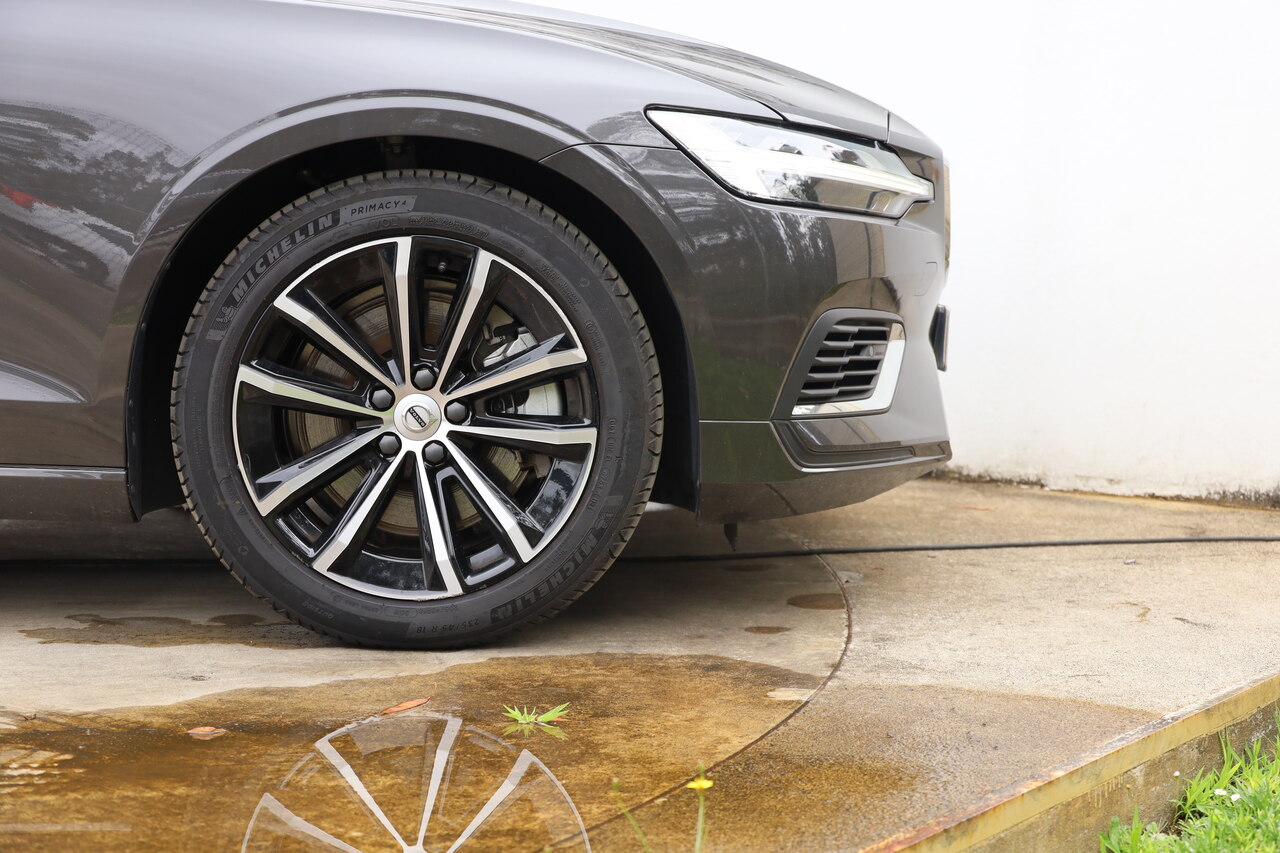 V60 T6 Hibrido Plug-in Core Bright