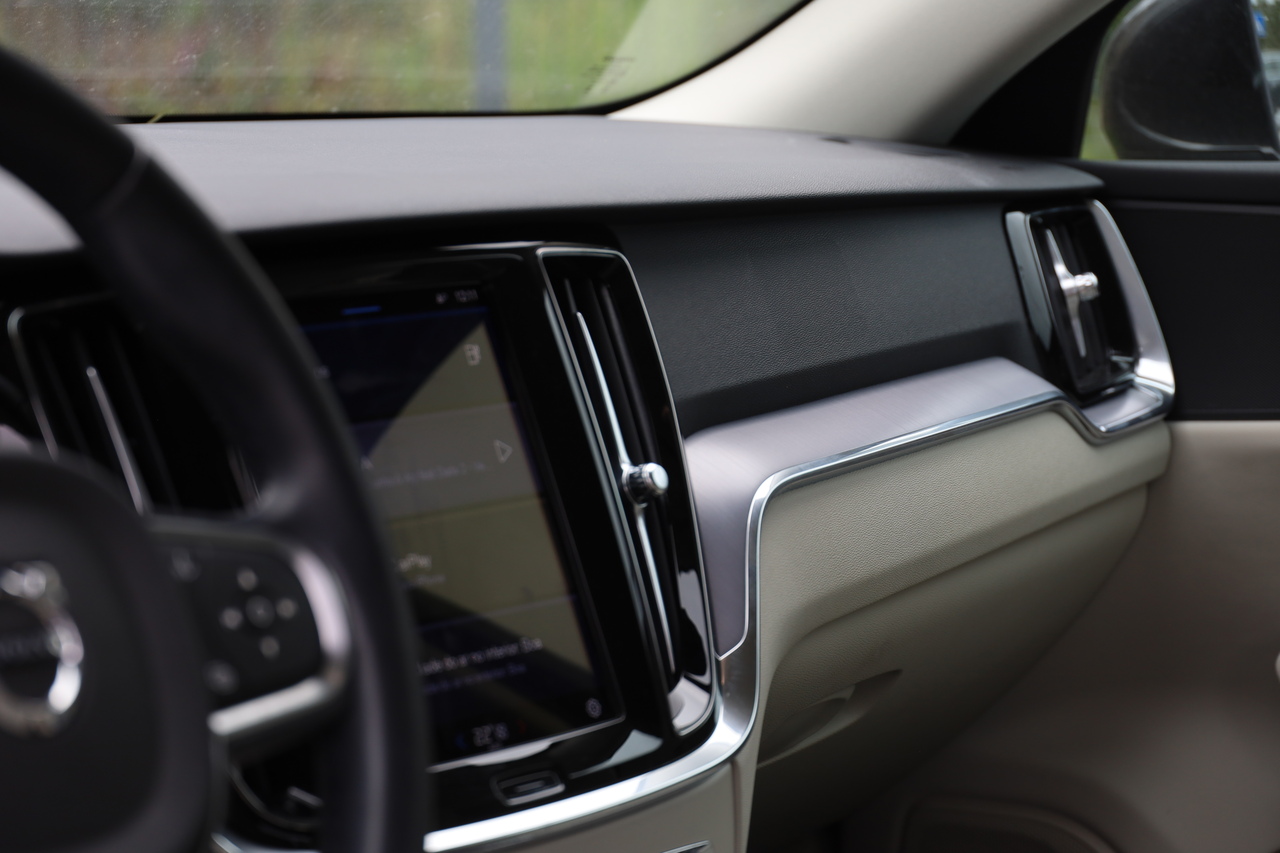 V60 T6 Hibrido Plug-in Core Bright