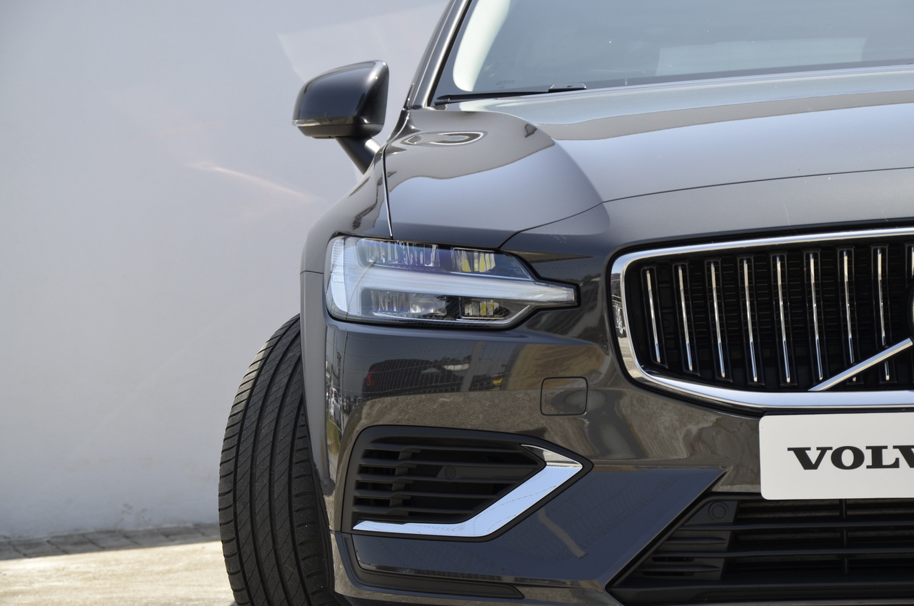 V60 T6 Hibrido Plug-in Core Bright
