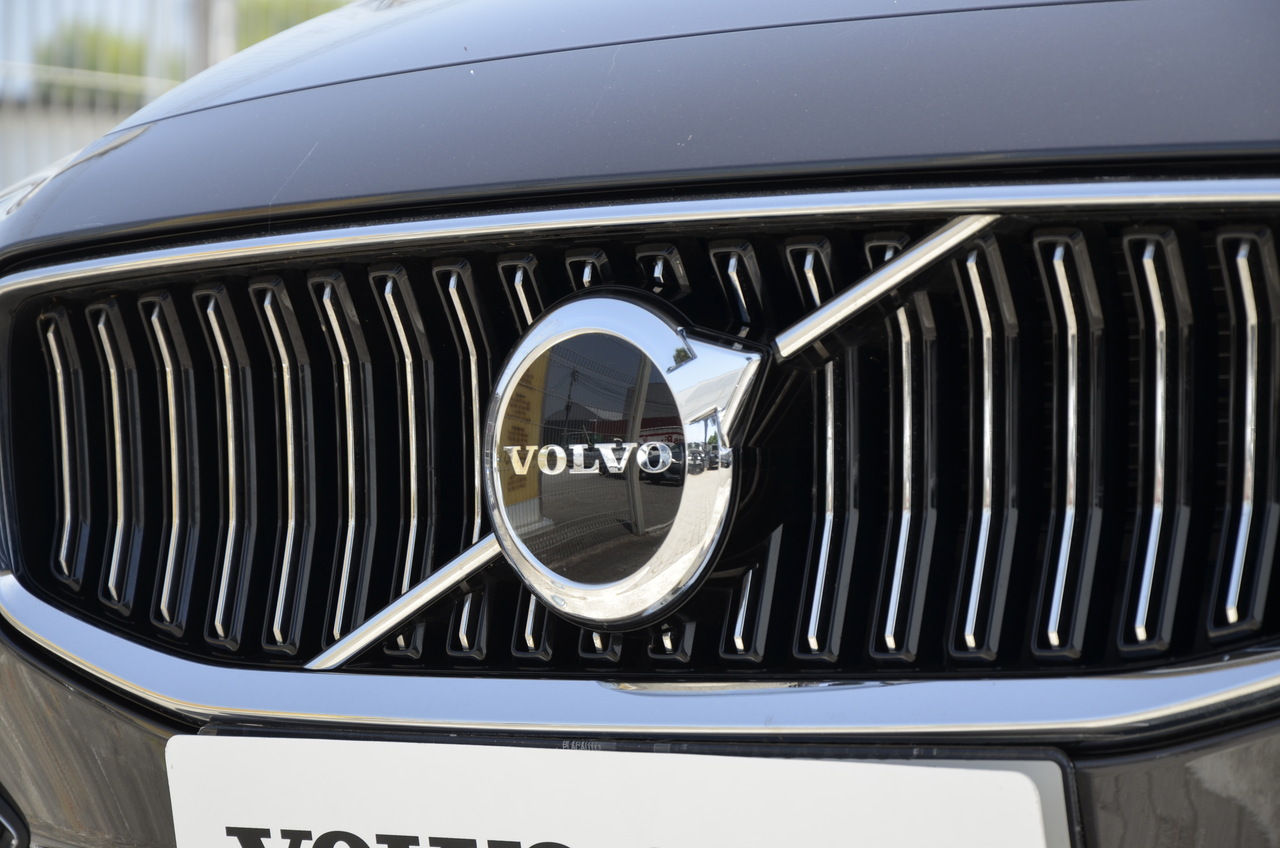 V60 T6 Hibrido Plug-in Core Bright