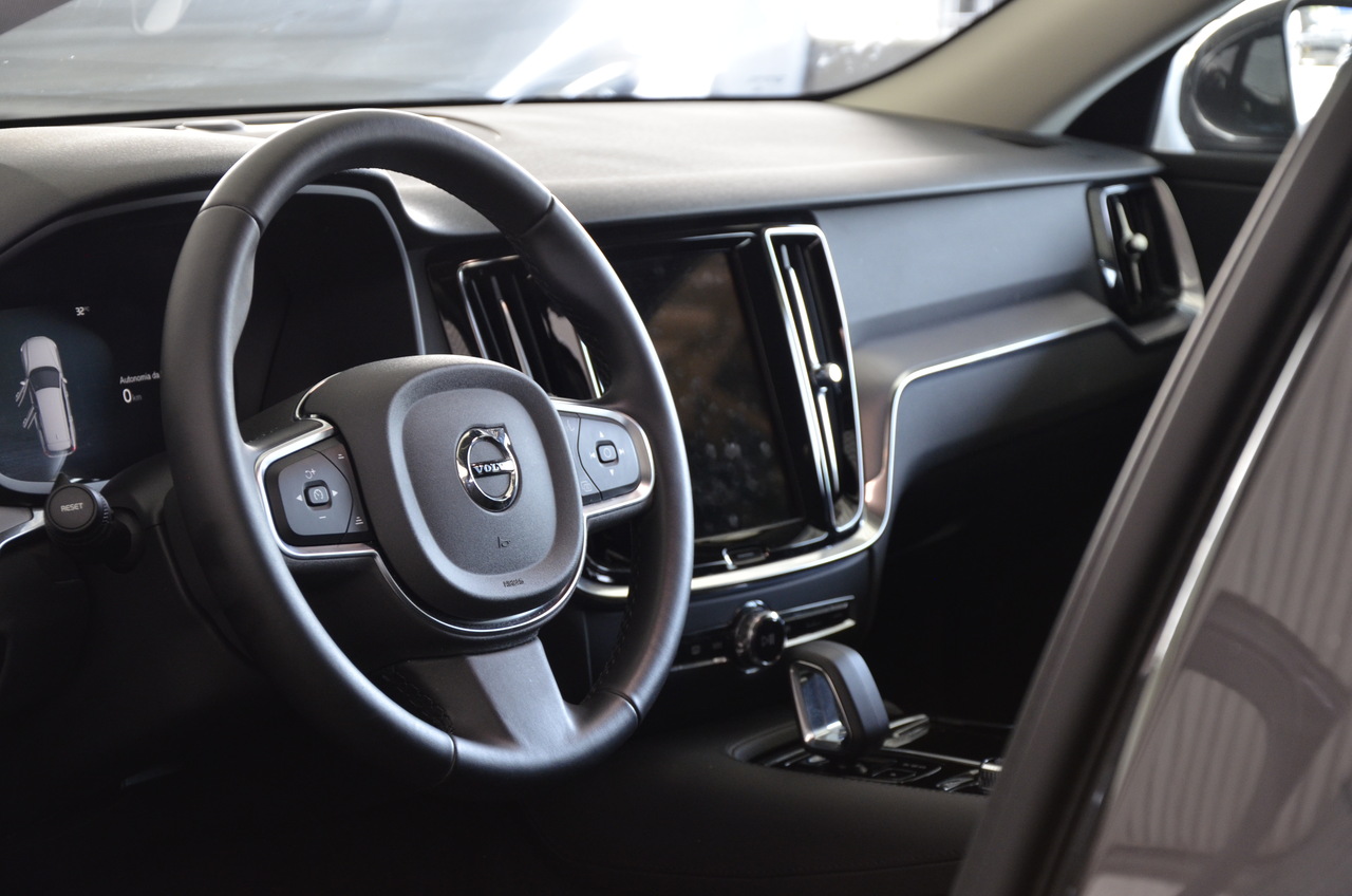V60 T6 Hibrido Plug-in Core Bright