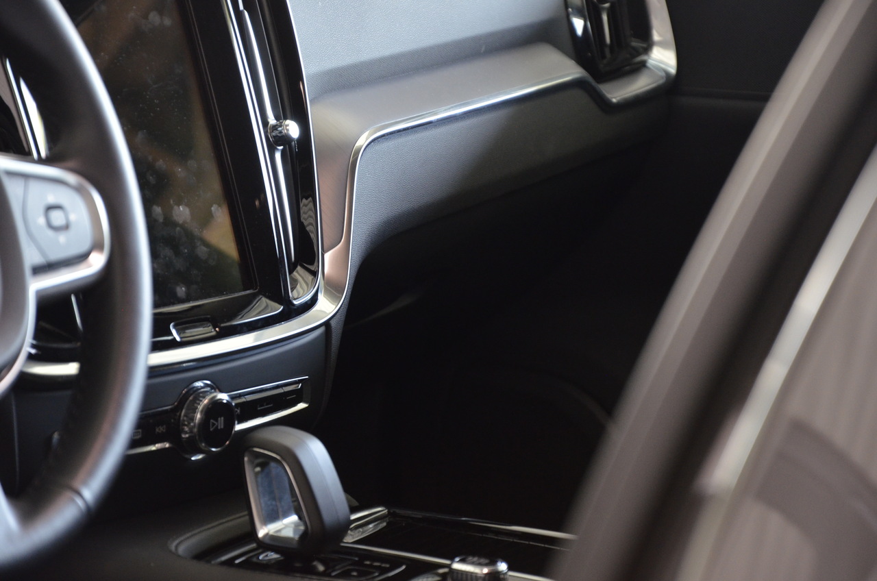 V60 T6 Hibrido Plug-in Core Bright