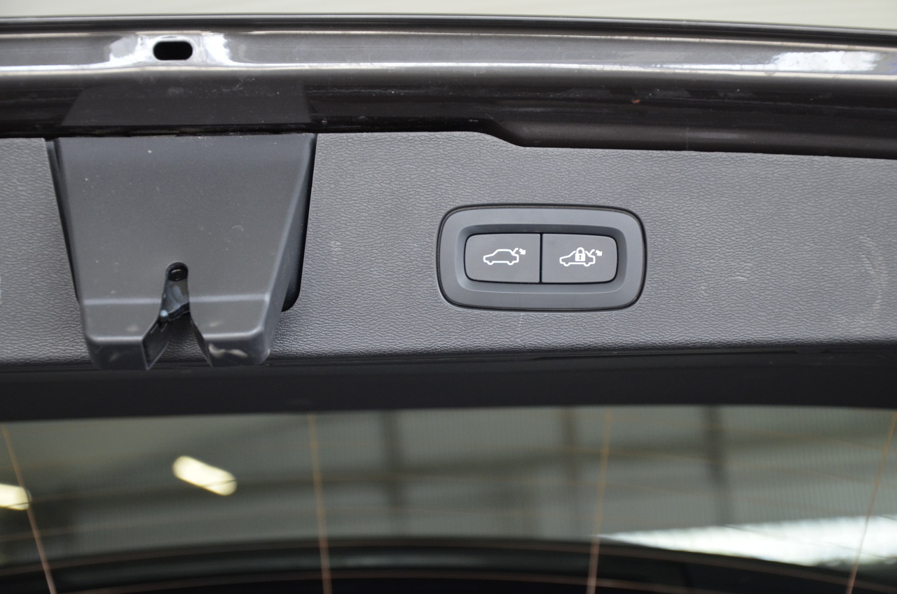 V60 T6 Hibrido Plug-in Core Bright