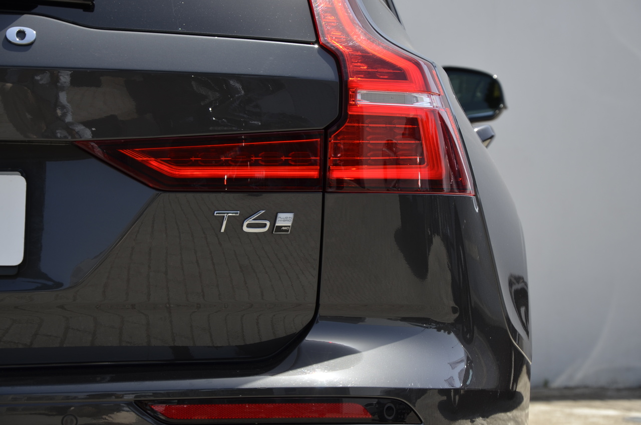 V60 T6 Hibrido Plug-in Core Bright