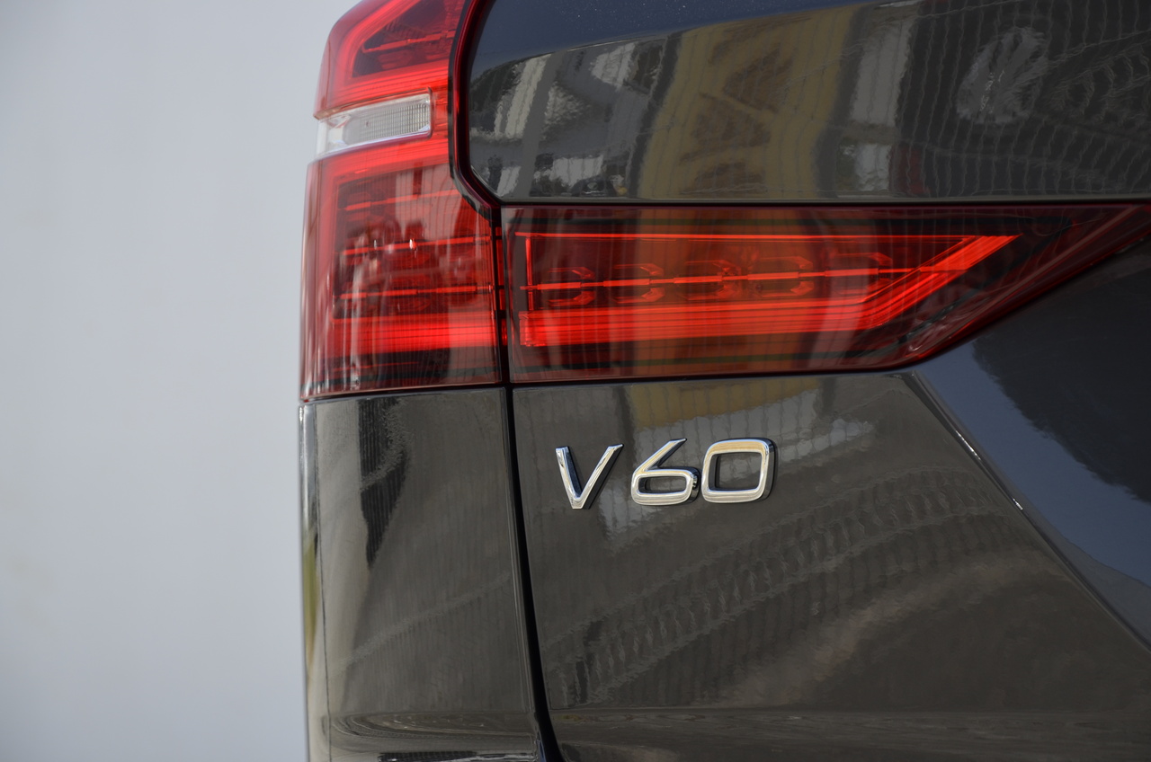 V60 T6 Hibrido Plug-in Core Bright