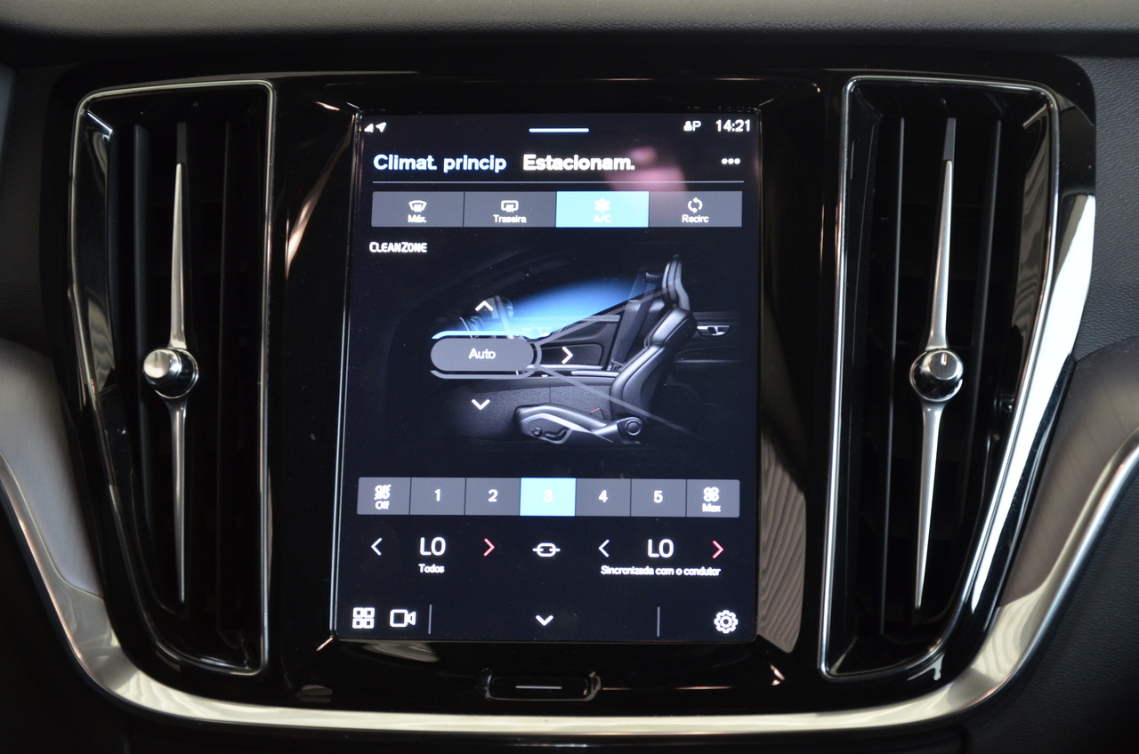 V60 T6 Hibrido Plug-in Core Bright