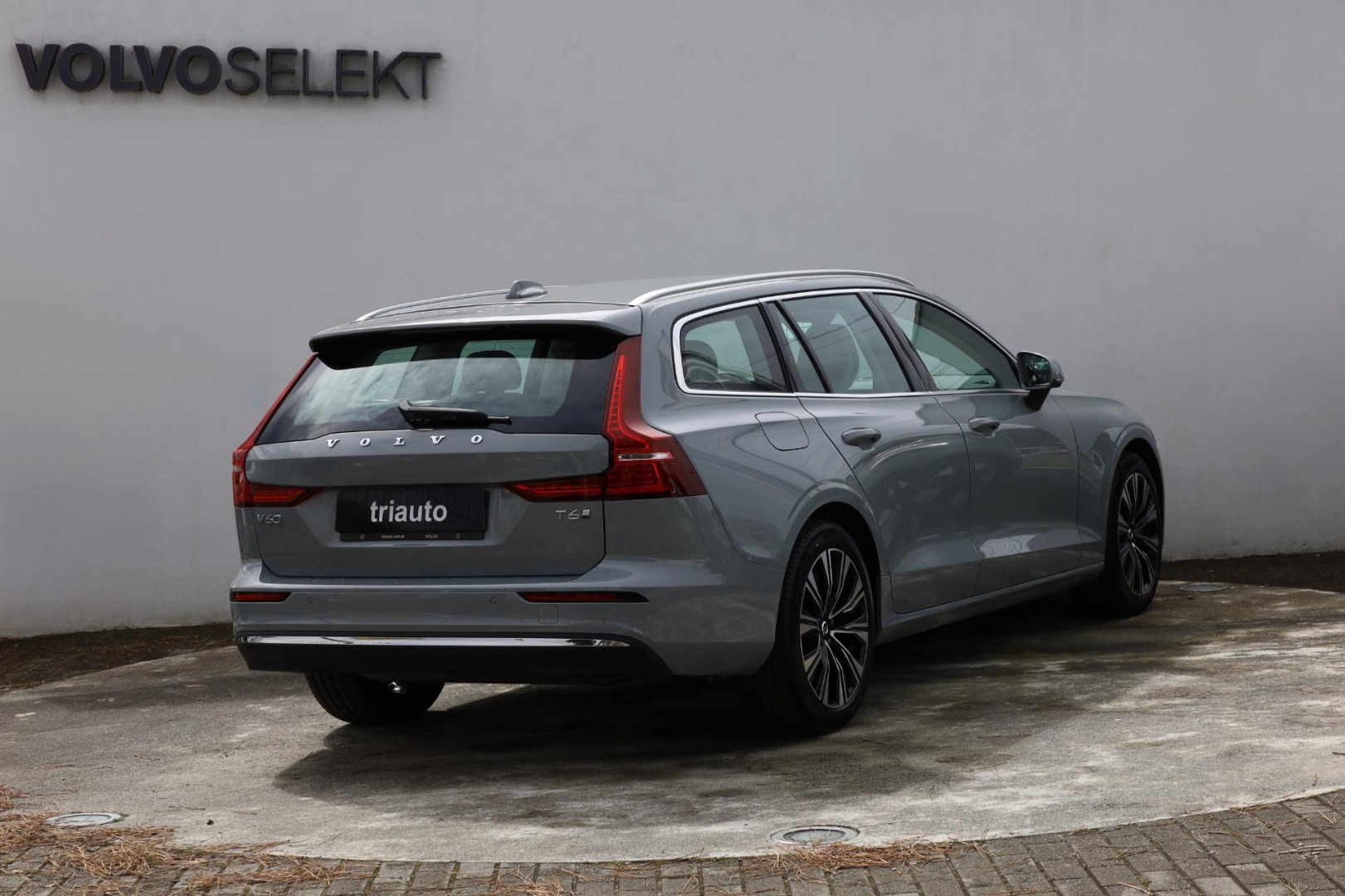 V60 T6 Hibrido Plug-in Plus Bright