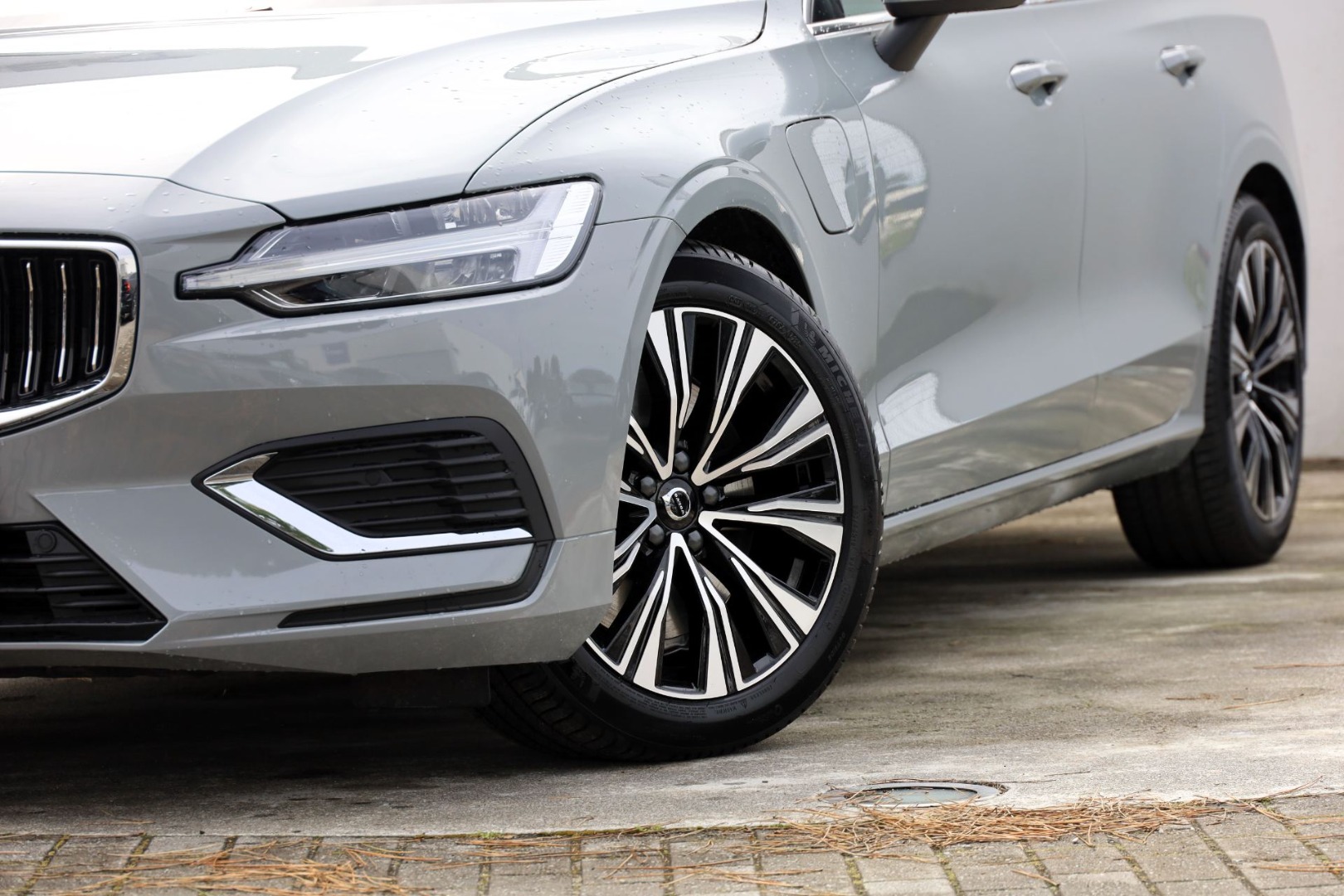 V60 T6 Hibrido Plug-in Plus Bright