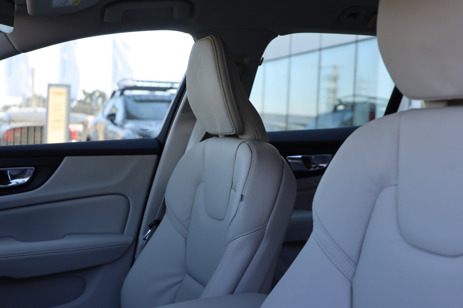 V60 T6 Hibrido Plug-in Plus Bright