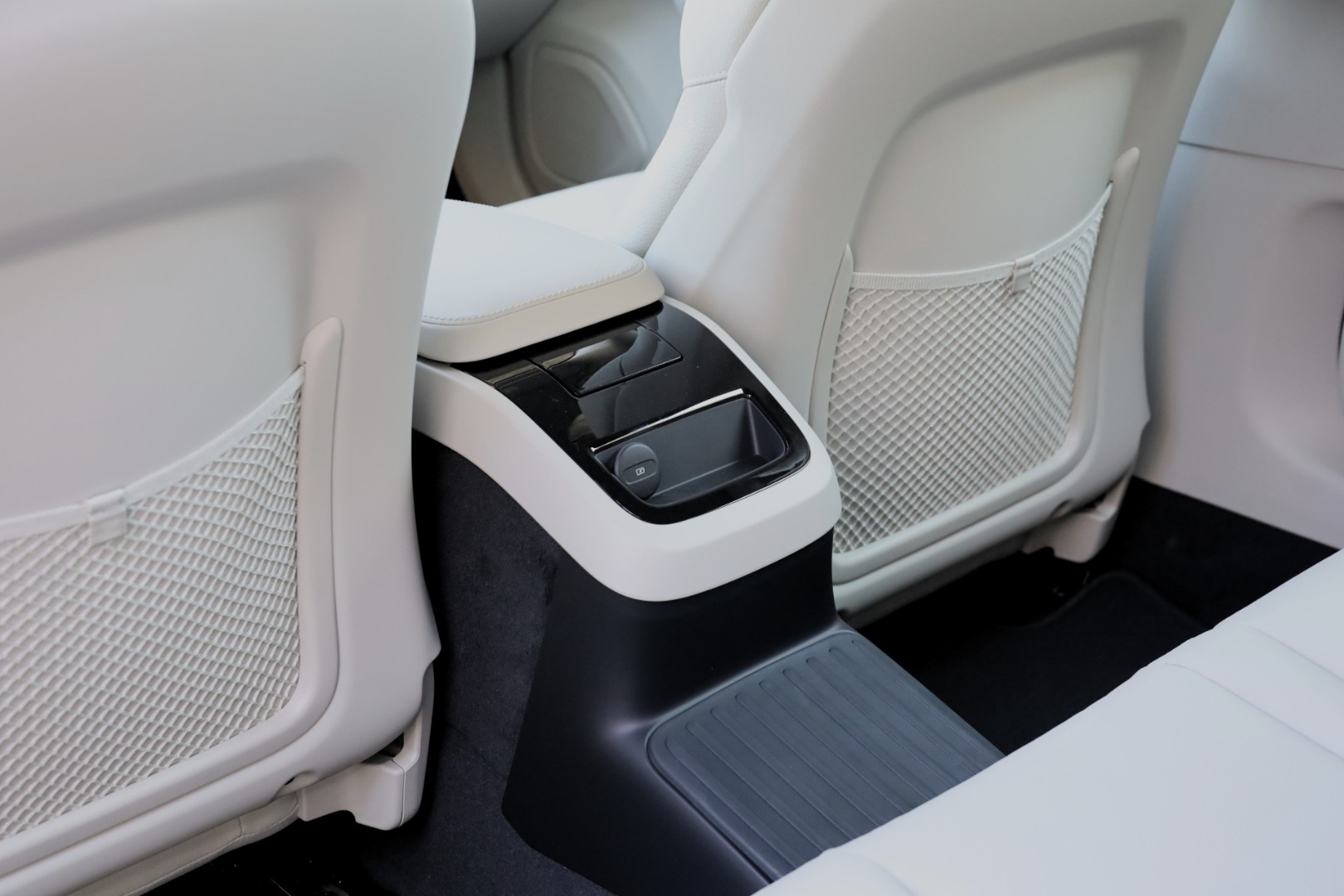 V60 T6 Hibrido Plug-in Plus Bright