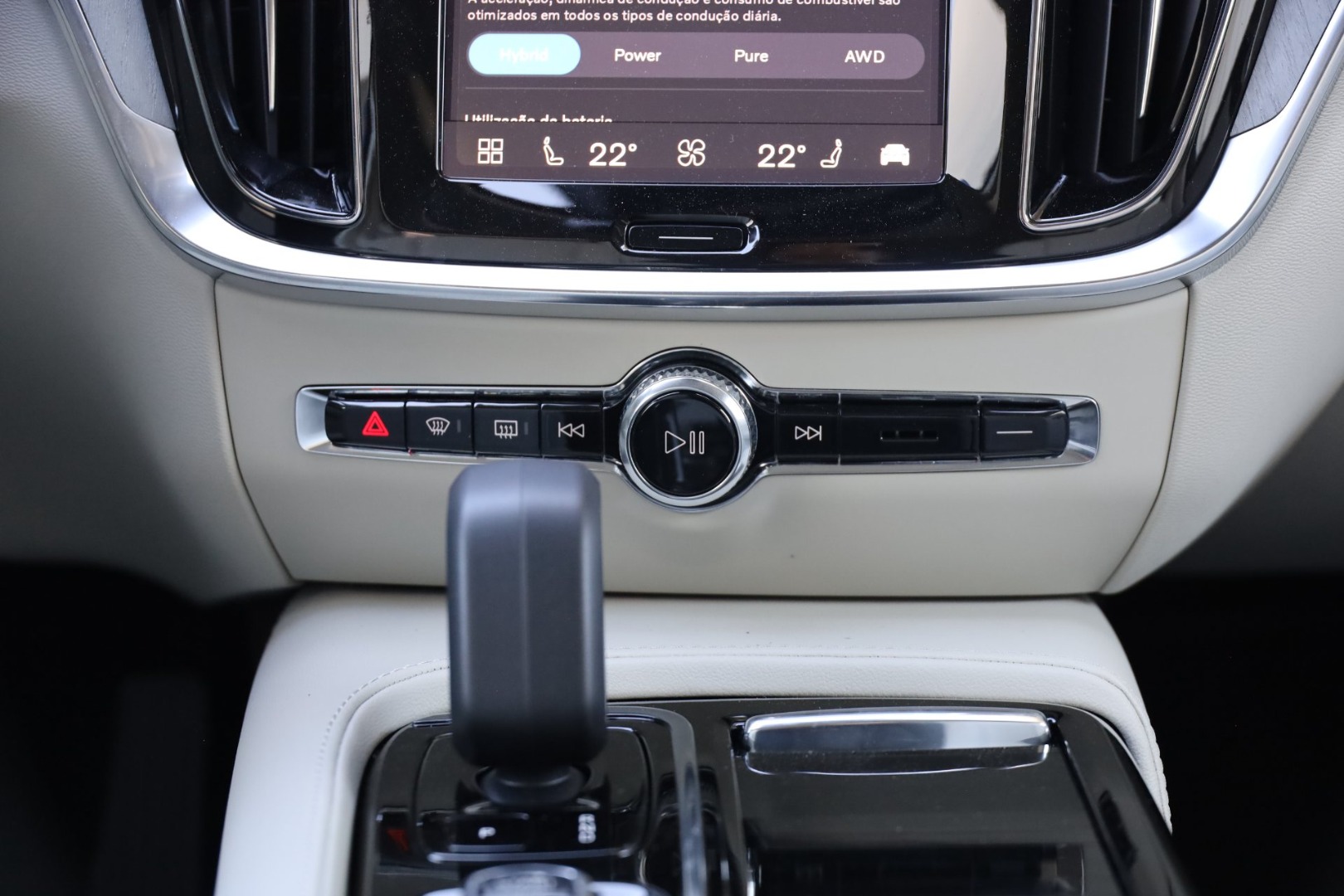 V60 T6 Hibrido Plug-in Plus Bright