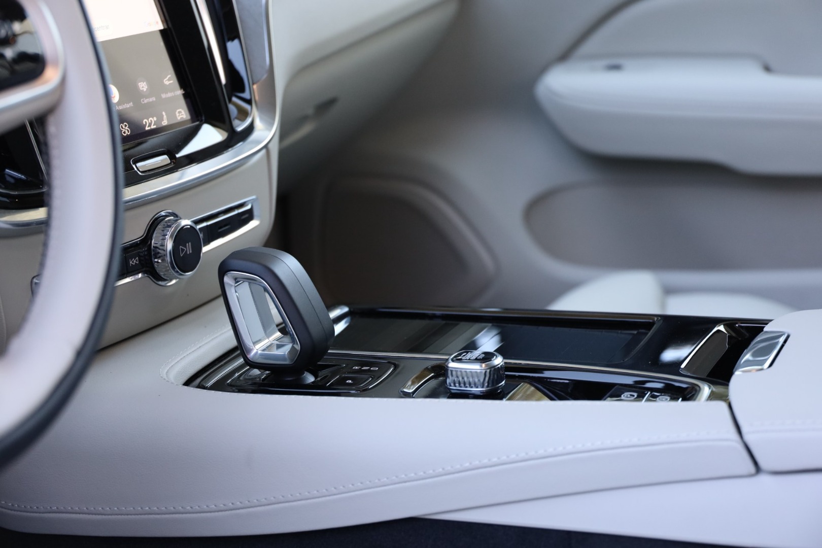 V60 T6 Hibrido Plug-in Plus Bright