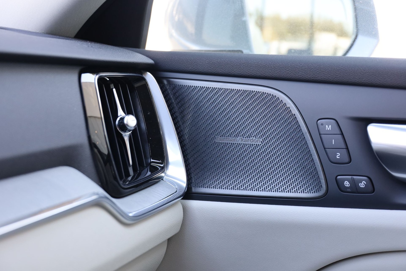 V60 T6 Hibrido Plug-in Plus Bright