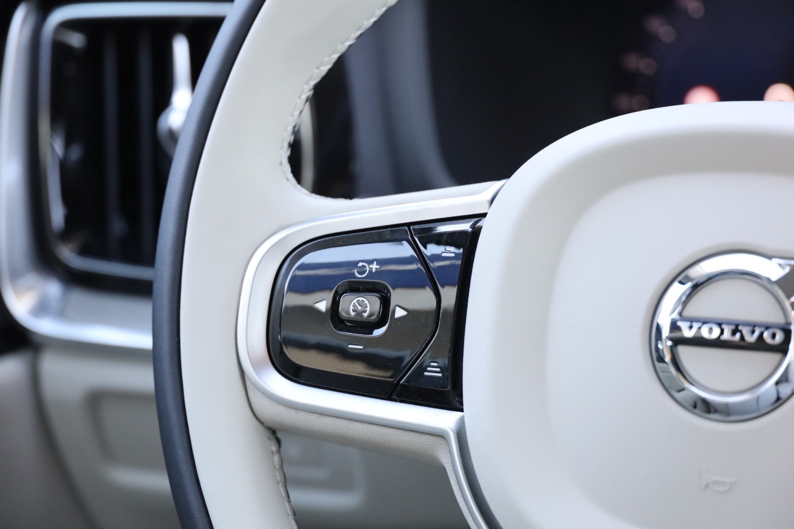 V60 T6 Hibrido Plug-in Plus Bright