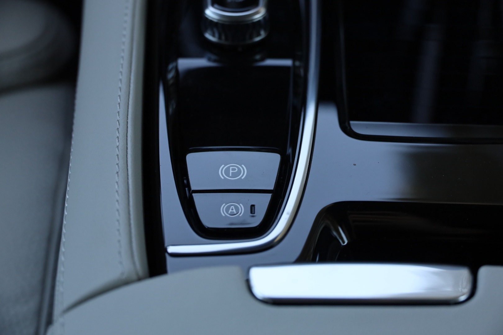 V60 T6 Hibrido Plug-in Plus Bright