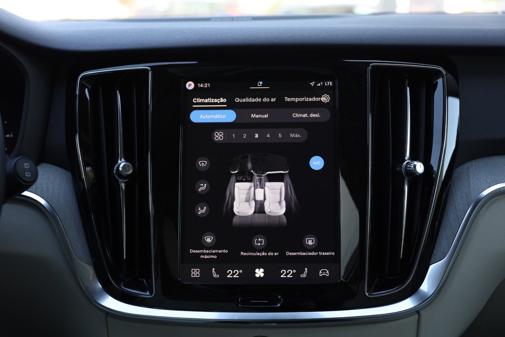 V60 T6 Hibrido Plug-in Plus Bright