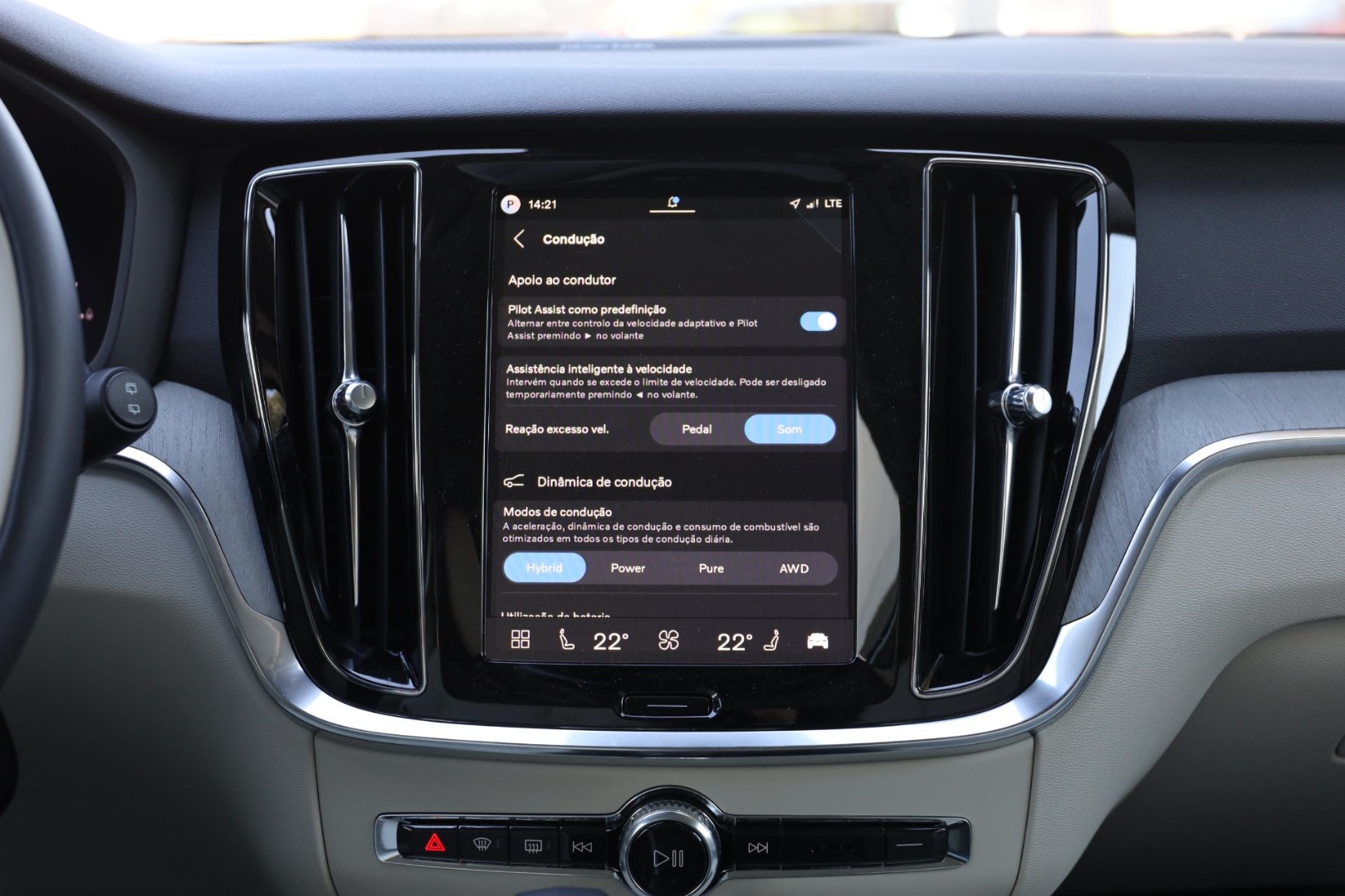 V60 T6 Hibrido Plug-in Plus Bright