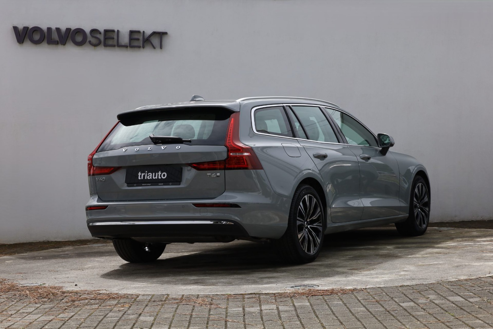 V60 T6 Hibrido Plug-in Plus Bright