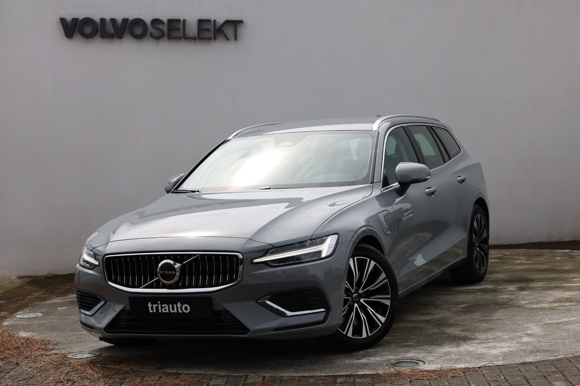 V60 T6 Hibrido Plug-in Plus Bright