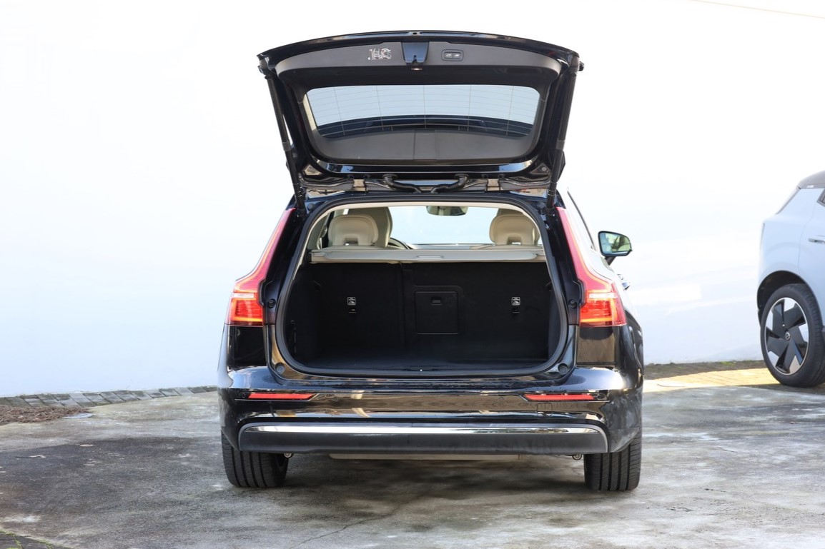 V60 T6 Hibrido Plug-in Plus Bright