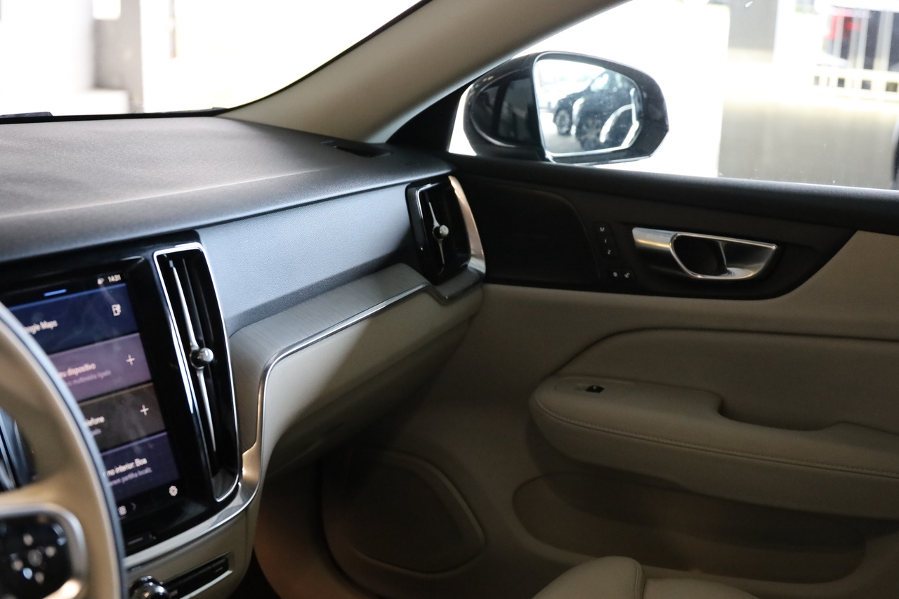 V60 T6 Hibrido Plug-in Plus Bright