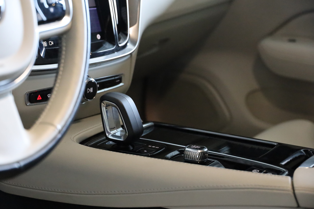 V60 T6 Hibrido Plug-in Plus Bright