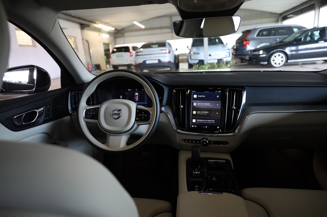 V60 T6 Hibrido Plug-in Plus Bright