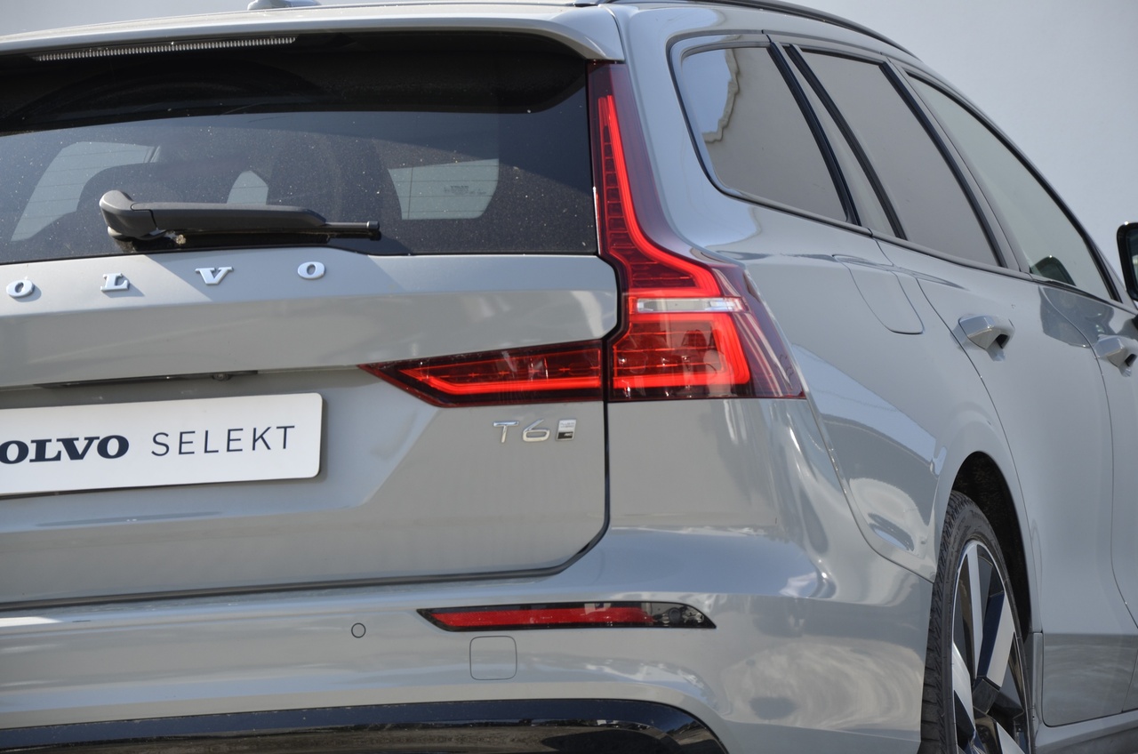 V60 T6 Hibrido Plug-in Plus Dark