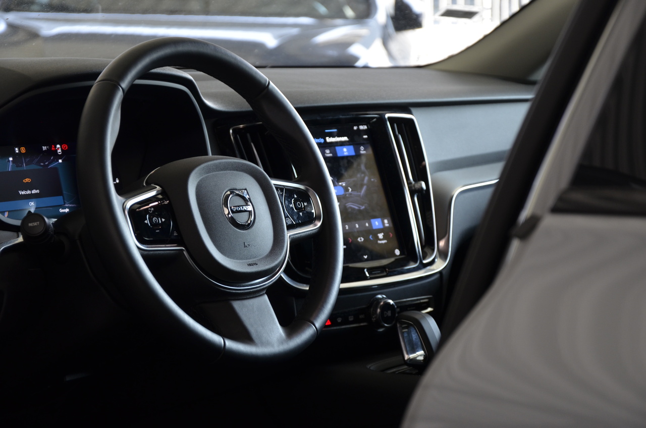 V60 T6 Hibrido Plug-in Plus Dark
