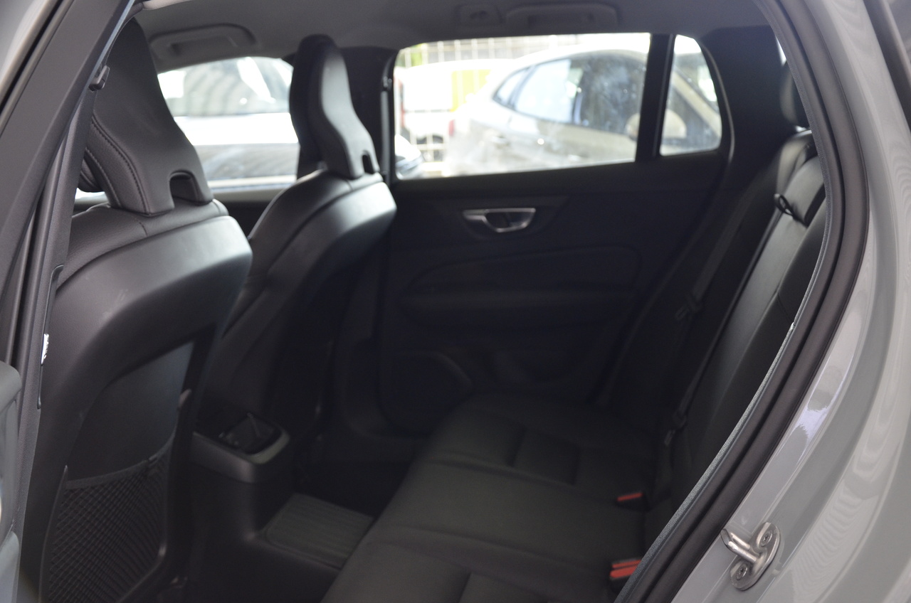 V60 T6 Hibrido Plug-in Plus Dark