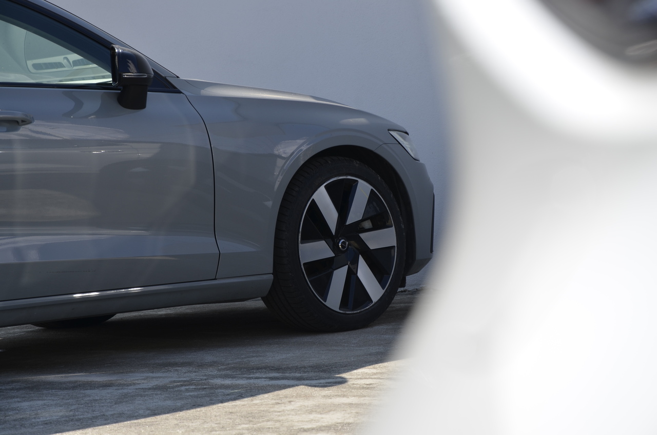 V60 T6 Hibrido Plug-in Plus Dark