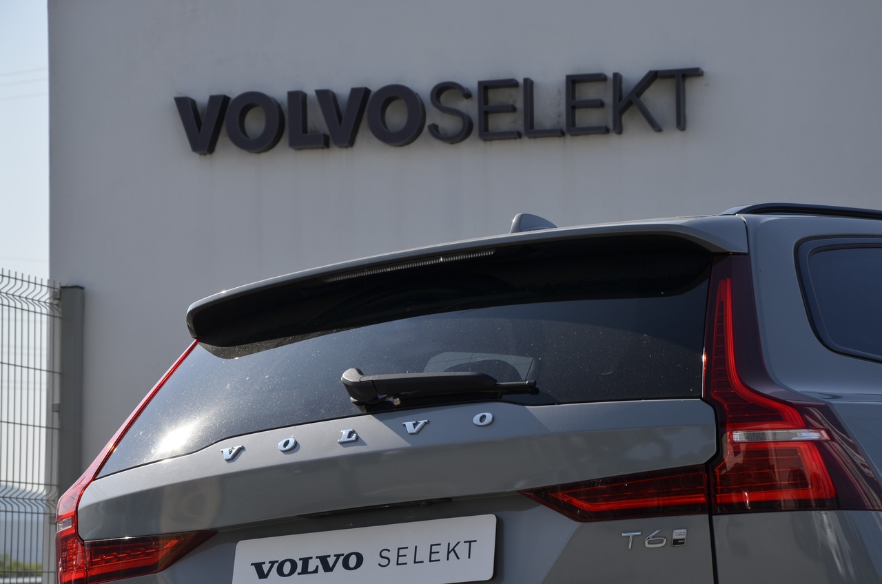 V60 T6 Hibrido Plug-in Plus Dark