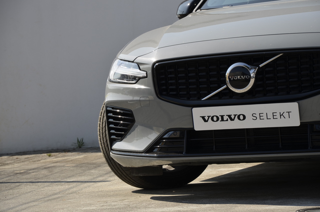 V60 T6 Hibrido Plug-in Plus Dark