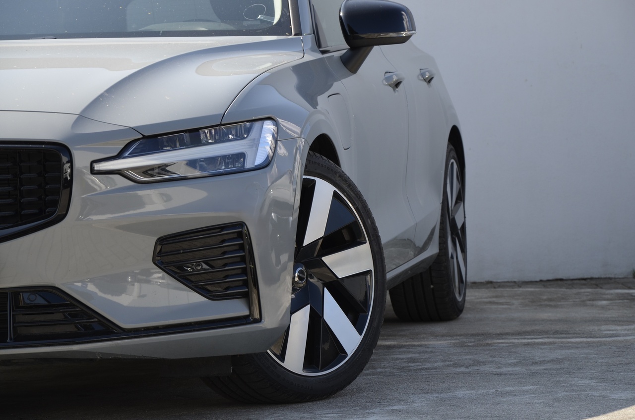 V60 T6 Hibrido Plug-in Plus Dark