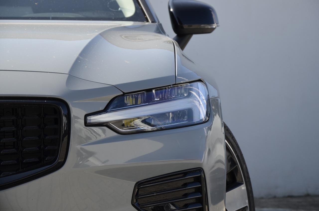 V60 T6 Hibrido Plug-in Plus Dark