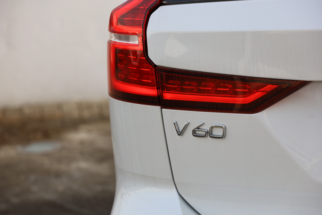 V60 T6 Hibrido Plug-in Plus Dark