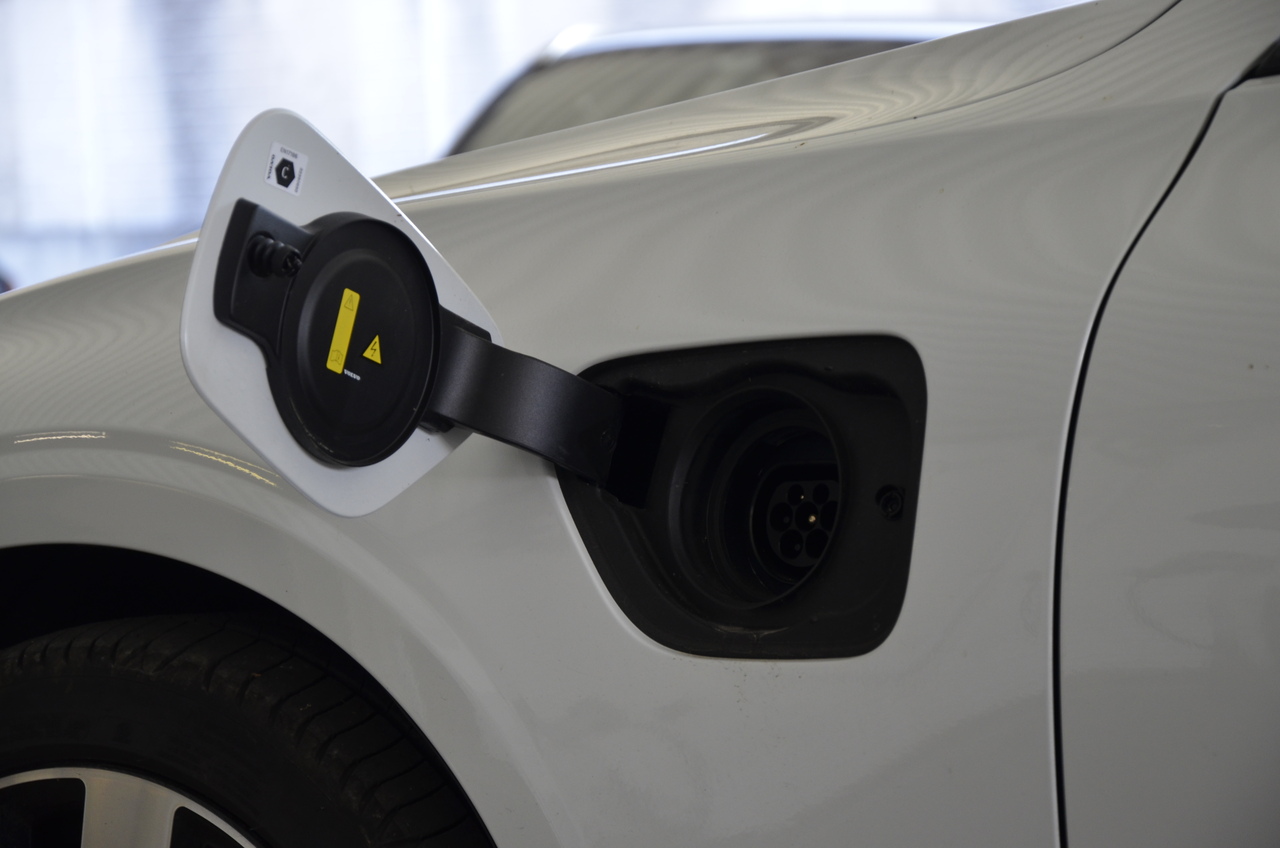 V60 T6 Hibrido Plug-in Plus Dark